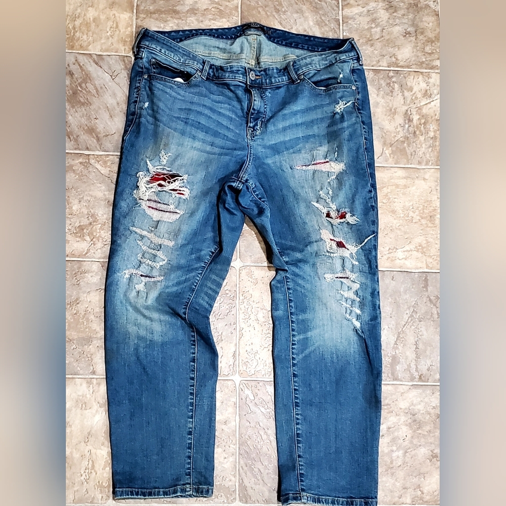 Torrid Sz 20 34x28 Boyfriend stretch Distressed Patchwork w/Red